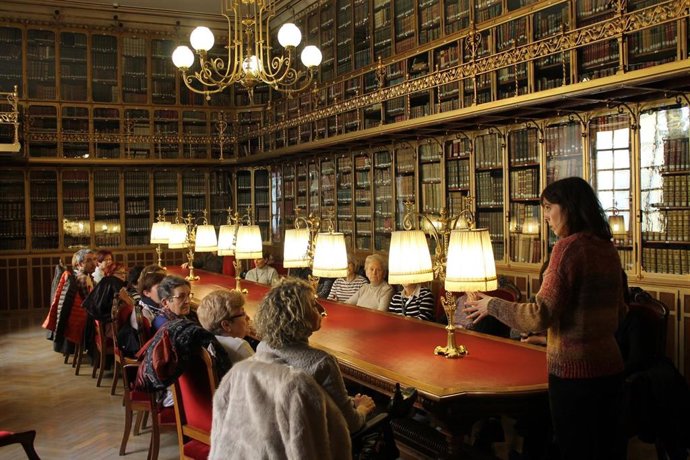 Visita en la biblioteca del Palacio de Sástago de la Diputación de Zaragoza.