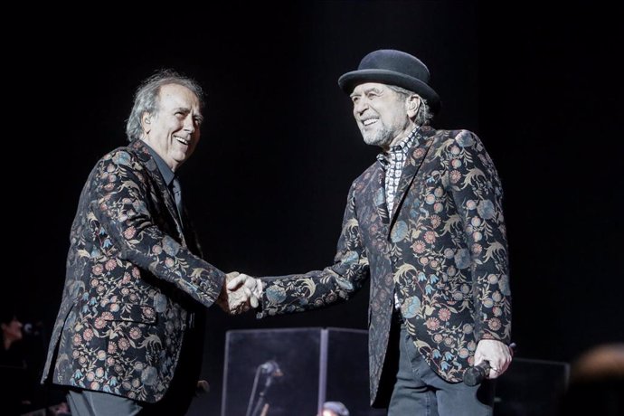 Los cantantes Joan Manuel Serrat y Joaquín Sabina se dan la mano durante su actuación en el WiZink Center de Madrid el pasado 20 de enero de 2020.