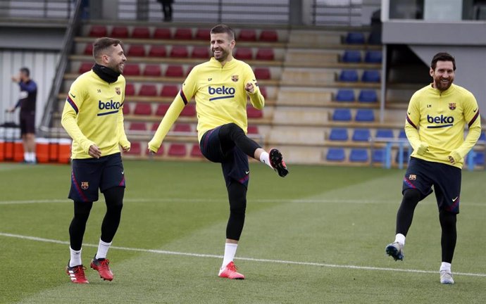 Jordi Alba, Gerard Piqué y Leo Messi en un entrenamiento del FC Barcelona