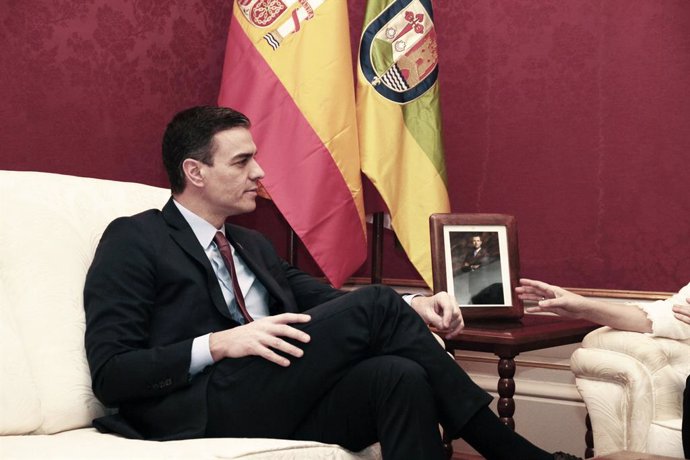 El president del Govern central, Pedro Sánchez, durant la trobada institucional programada amb la presidenta de La Rioja, Concha Andreu, per mostrar el seu compromís amb l'Espanya interior.