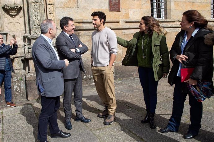 El conselleiro de Cultura, Román Rodríguez, visita el rodaje de '3 Caminos'.