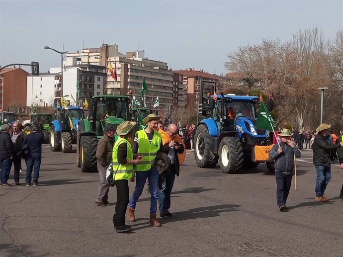 Casi 800 tractores y más de 2.500 agricultores inundaron las calles de León para reivindicar el futuro del sector agrícola y ganadero.