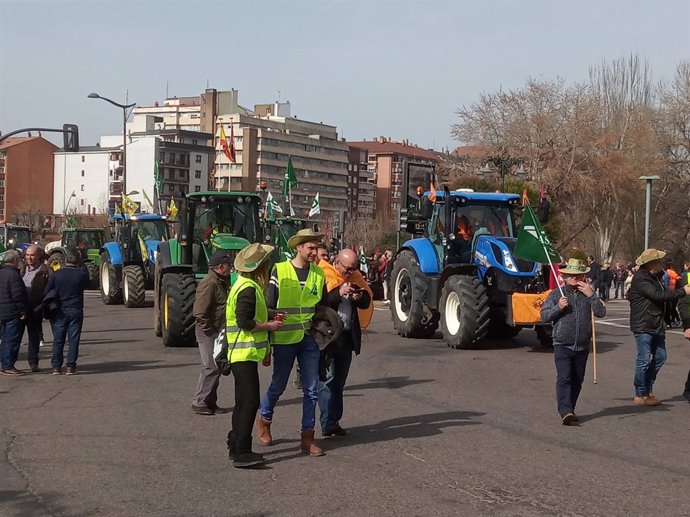 Más de 700 tractores y más de 2.500 agricultores inundan las calles de León para