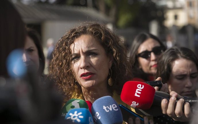 La ministra de Hacienda, María Jesús Montero, atiende a los medios de comunicación durante los actos conmemorativos en el Parlamento Andaluz con motivo del Día de Andalucía de este viernes.