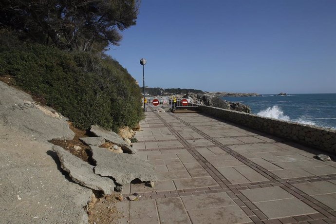Zona acordonada afectada por la borrasca 'Gloria' en el Puerto de Cala Ratjada en Capdepera (Mallorca) que visitará el presidente del Gobierno, Pedro Sánchez, en Mallorca/Islas Baleares (España) a 23 de enero de 2020.