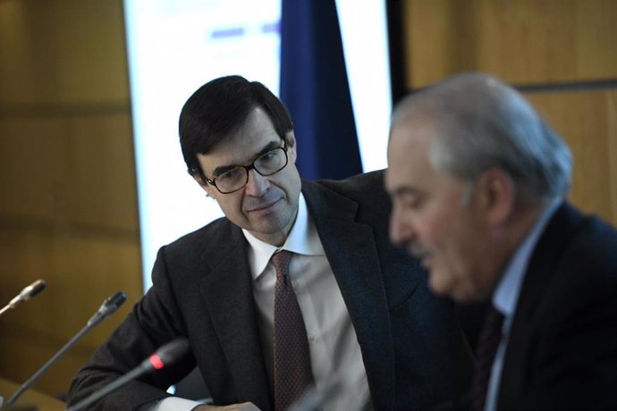 El secretario de estado para la UE, Juan González-Barba (i), junto al director de la Representación de la Comisión Europea en España, Francisco Fonseca (d), presentan los resultados del Eurobarómetro en la Sede de las Instituciones Europeas en Madrid .