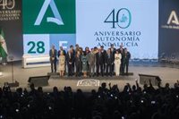 Una luminosa bandera de Andalucía a cargo de los invitados al Teatro de la Maestranza cierra los actos por el 28-F
