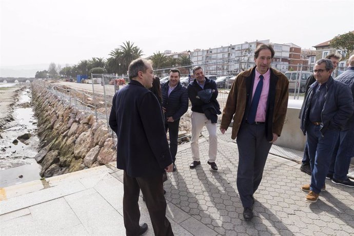 Gochicoa visita obras junto a puerto deportivo en San Vicente Barquera