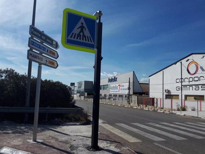 PATERNA REFUERZA LA SEGURIDAD PEATONAL CON SEÑALÉTICA LED EN LOS ACCESOS A FUENTE DEL JARRO