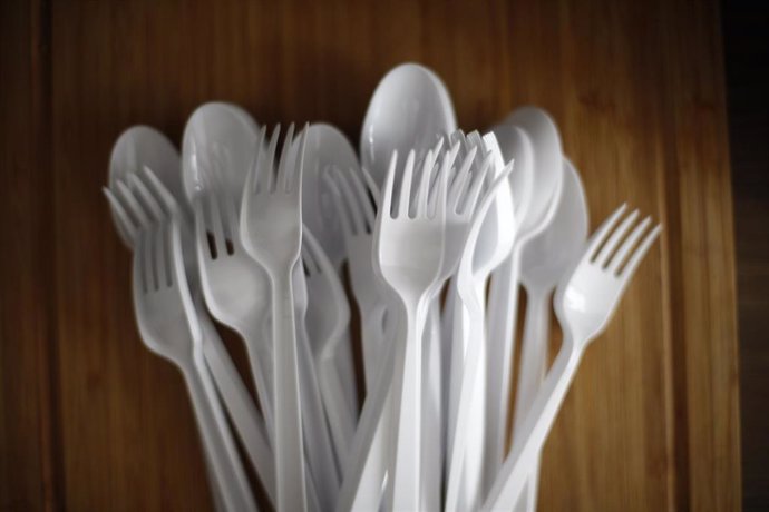 Tenedores y cucharas de plástico de un solo uso