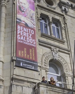 Cartel de Galdós en la fachada del Ayuntamiento de Santander
