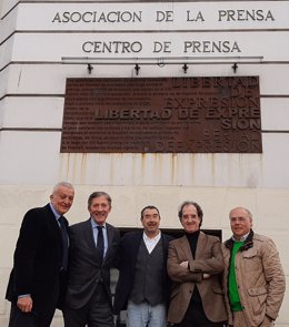 José Luis Garci, en el centro, junto a miembros de la Junta Directiva a la AEPD frente al edificio de la Prensa de Madrid.