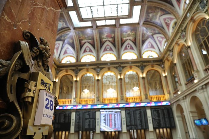 Interior del edificio de la Bolsa de Madrid en la jornada del día 28 de febrero.
