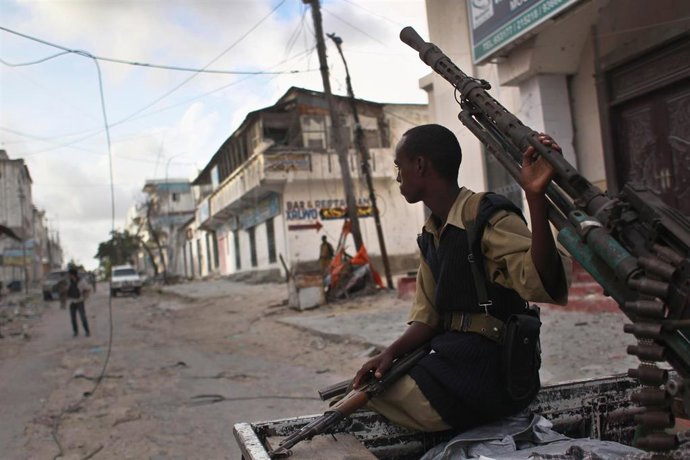 Un miliciano progubernamental en la capital de Somalia, Mogadiscio