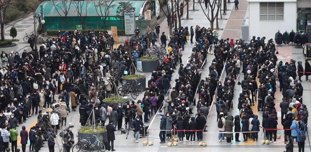 Imagen de personas en Corea del Sur haciendo cola para comprar una mascarilla. 