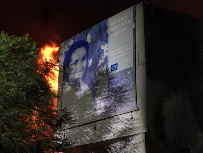 Un incendio afecta al Museo Violeta Parra en Santiago de Chile.