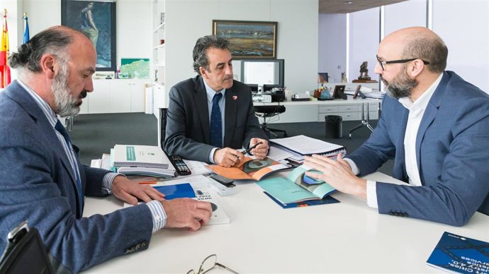 El consejero de Industria de Cantabria, Francisco Martín (centro), el fundador de la empresa Sayme, Alfonso Murat (derecha), y el director de Sodercan, Javier Carrión (izda)