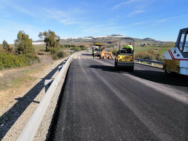 Operarios trabajan en una carretera de Andalucía