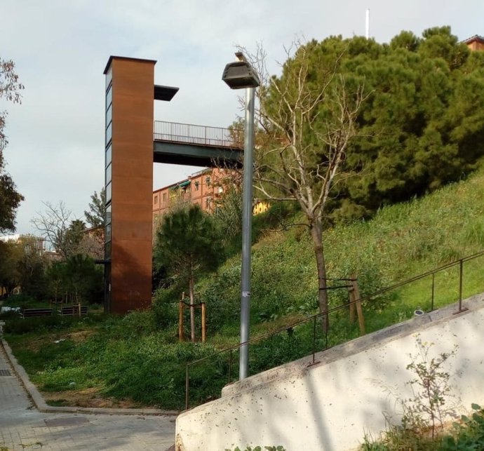 Ascensor a la plaa Durruti de Barcelona que dona accés al barri del Polvorí a través d'una passarella al carrer Segura