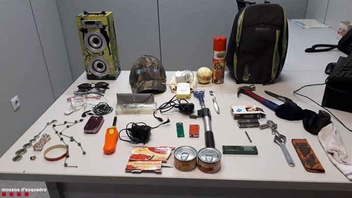 Material confiscat a l'home detingut per 40 presumptes delictes de robatori amb fora en apartaments de Salou (Tarragona)