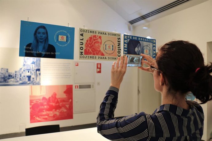 Durante la exposición, los visitantes podrán interactuar con sus teléfonos móviles con las imágenes o textos que hay en ella.