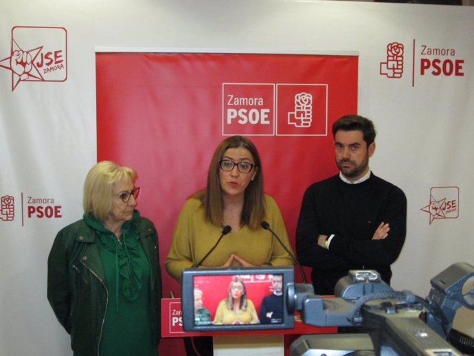 Inmaculada García Rioja, procuradora por Zamora; Virginia Barcones, vicesecretaria del PSOE-CyL; y Antidio Fagúndez, secretario general del PSOE de Zamora.