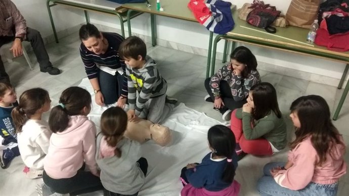 Estudiantes del Conservatorio de Chiclana aprenden a salvar vidas con profesionales sanitarios
