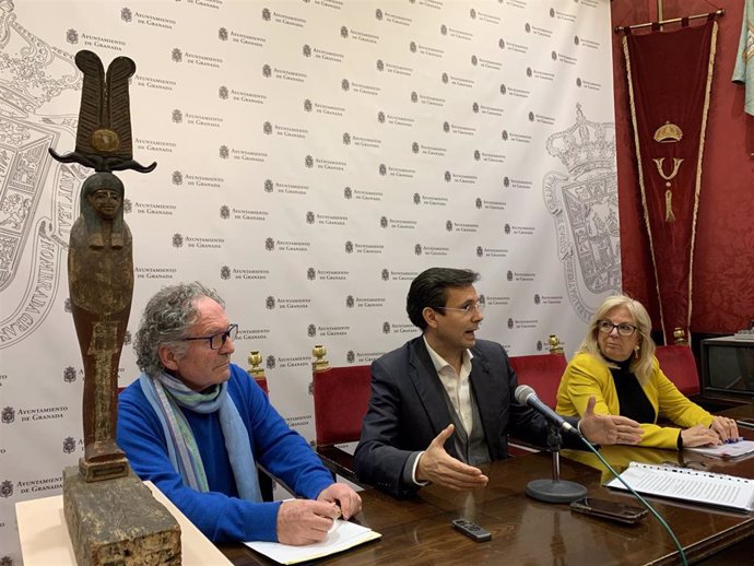 La concejala del PSOE en el Ayuntamiento de Granada María de Leyva en una rueda de prensa