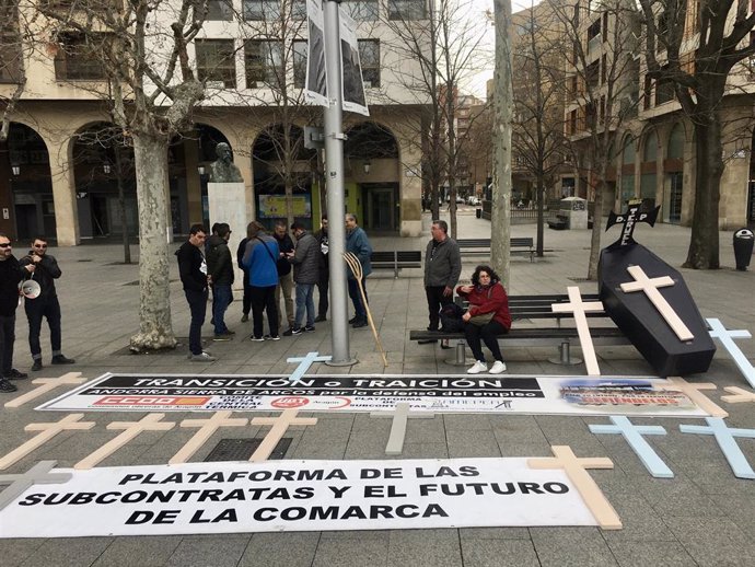 Manifestantes y pancartas de la movilización por una transición justa en Andorra