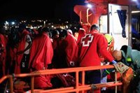 Trasladan a Motril (Granada) a 49 personas rescatadas de una patera