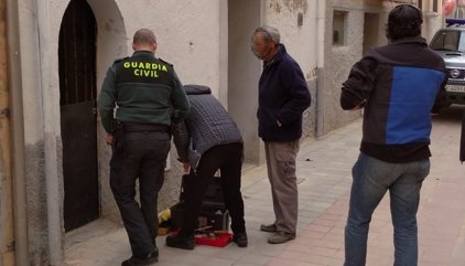 Liberada una mujer de 96 años de su casa cerrada por un cerrajero por orden de un banco