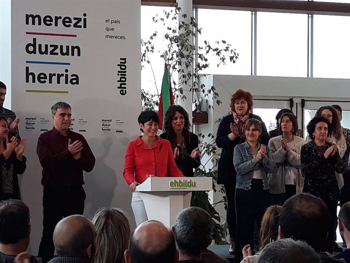 La aspirante a lehendakari, Maddalen Iriarte, junto a los candidatos de EH Bildu de Gipuzkoa, Álava y Bizkaia