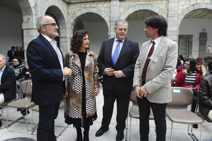 De izda a derecha. El consejero de Sanidad, Miguel Rodríguez; la resposable de Empleo y Políticas Sociales, Ana Belén Álvarez; el presidente del Parlamento de Cantabria, Joaquín Gómez, y el presidente de AICE Cantabria, Antonio Simón