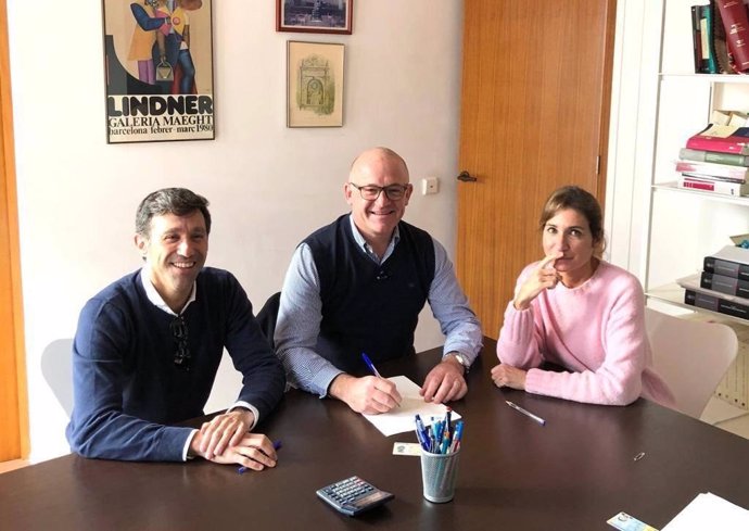 El gerente de Abaqua, Guillem Rosselló, y el alcalde de sa Pobla, Lloren Gelabert, durante la firma de cesión de los terrenos para la nueva EDAR, en noviembre de 2019