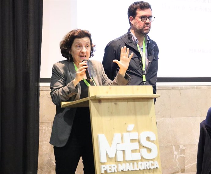 La consellera de Asuntos Sociales y Deportes, Fina Santiago, y el coordinador de MÉS per Mallorca, Antoni Noguera, en el Consejo Político de la formación.