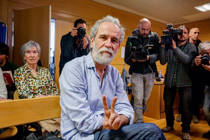 L'actor Willy Toledo, assegut en el banc dels acusats en el jutjat penal número 26 de Madrid, on comena el judici en el qual se li acusa de delictes contra la llibertat de conscincia, ofensa als sentiments religiosos i un altre delicte de
