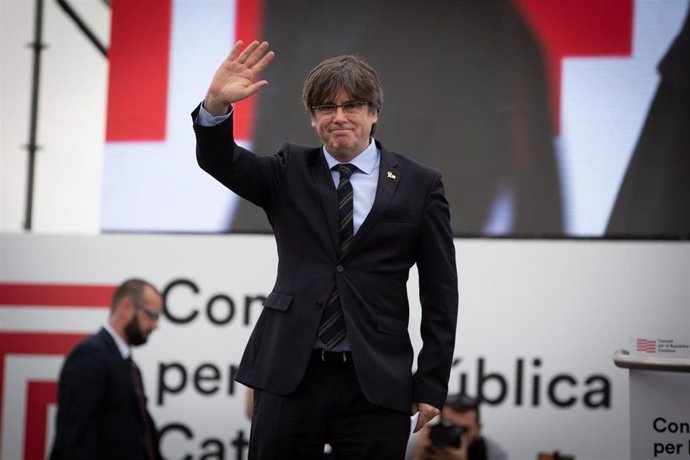 Carles Puigdemont saluda al público en el acto de Perpignan