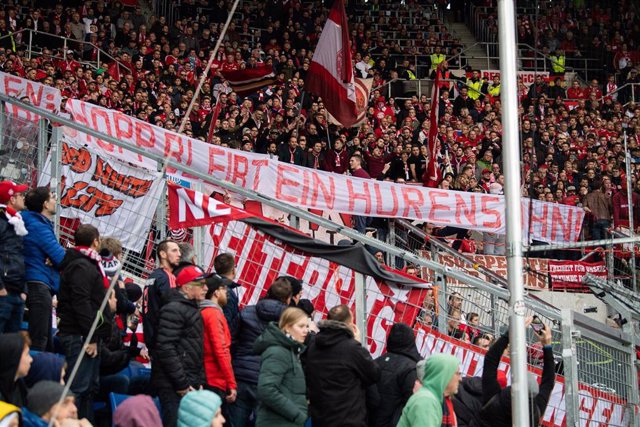 Pancartas en contra de Dietmar Hopp en el estadio del TSG Hoffenheim.