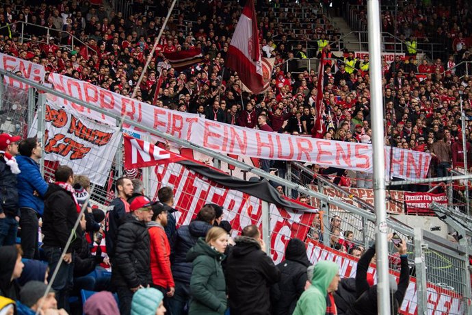 Fútbol.- El Hoffenheim-Bayern, interrumpido por insultos y pancartas contra el m
