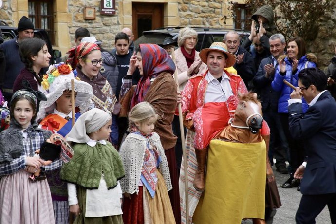 El Carnaval de los Zamarrones en el Valle de Polaciones en presencia de las consejeras de Turismo, Marina Lombó, y de Presidencia, Paula Fernández