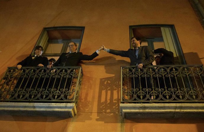 Puigdemont y Torra saludan desde la casa de la Generalitat en Perpignan
