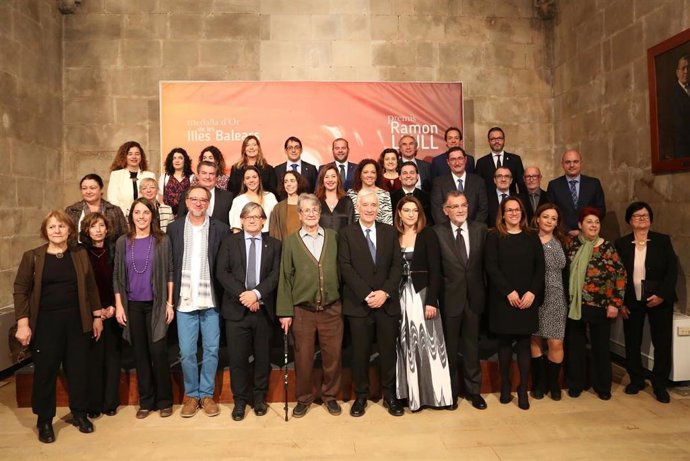 Imagen de los galardonados con los Premios Ramon Llull y las Medallas de Oro de la Comunidad Autónoma, junto con las principales autoridades de las cuatro islas y los consellers.