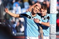 La Lazio se pone líder en una jornada a medias