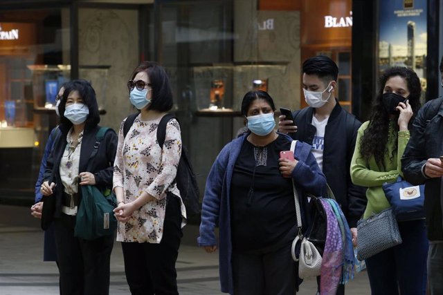 Imagen de varias personas en Hong Kong con mascarillas. 