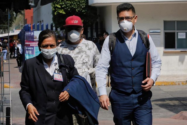 Imagen de varias personas con mascarillas en México. 