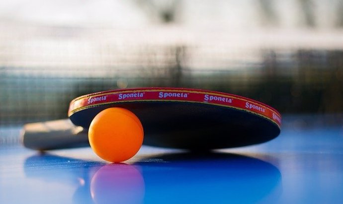 Raqueta y pelota de tenis de mesa.