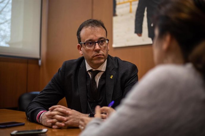 El portavoz del PDeCAT en el Parlament de Catalunya, Marc Solsona (i), durante su entrevista con una periodista de Europa Press en Barcelona (España), a 25 de febrero de 2020.