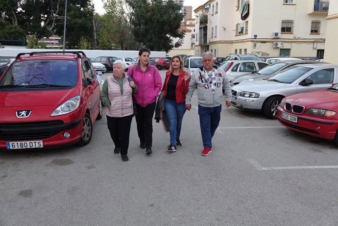 La edil socialista Lorena Doña en una visita al distrito de Palma-Palmilla de Málaga, donde pide más aparcamientos