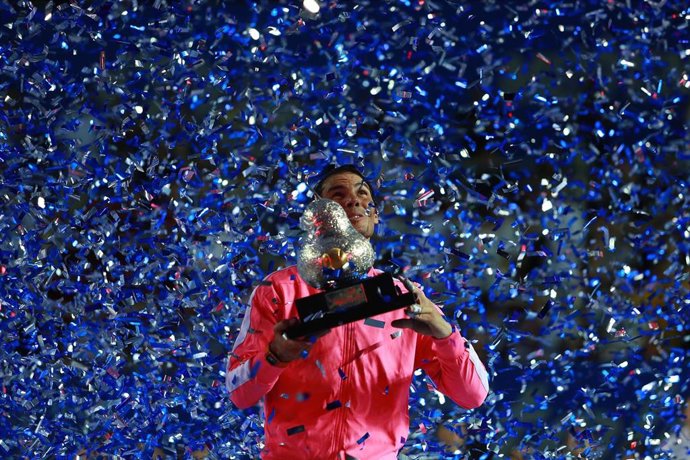Rafa Nadal con el trofeo de Acapulco