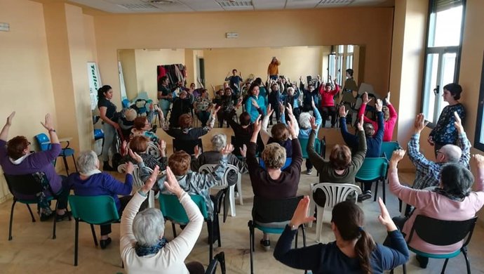 Los usuarios de Anumayores de Huelva durante la realización de uno de los talleres